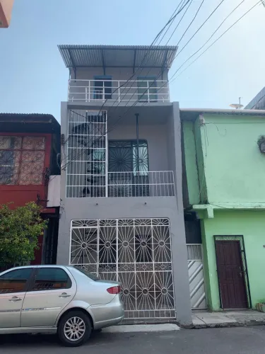 Alugo casa na cobertura 3° Andar