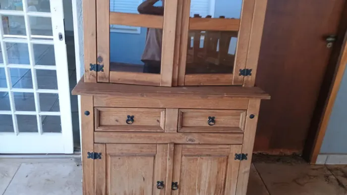 Cristaleira madeira maciça, com detalhes