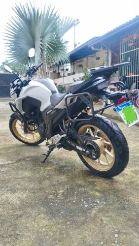Fazer 250. Absolutamente nova e pouco usada.