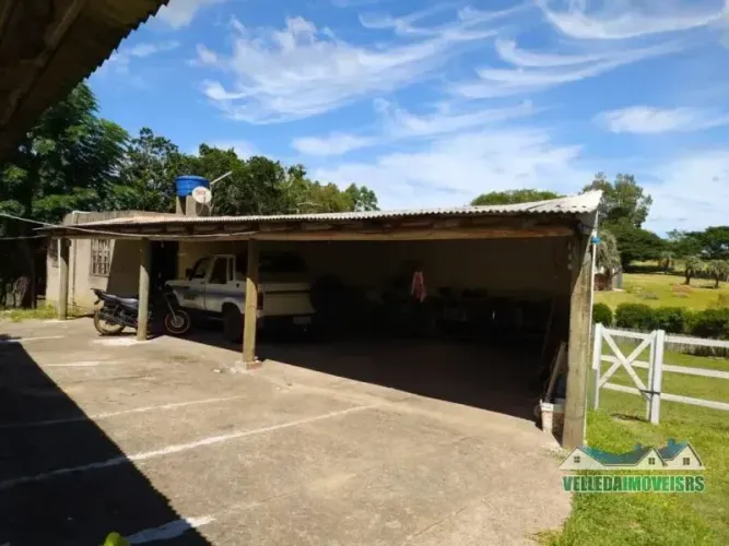 Velleda oferece belíssimo sítio de 2 hectares com 2 casas, piscina e frutíferas em Águas C