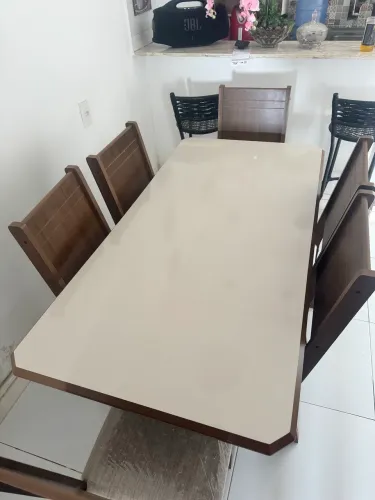 Mesa com 6 cadeira 