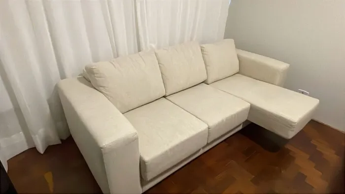 Vendo sofá 3 lugares com chaise, tecido linho, excelente estado