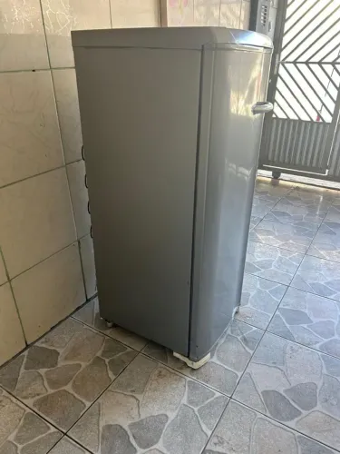 Freezer vertical com defeito