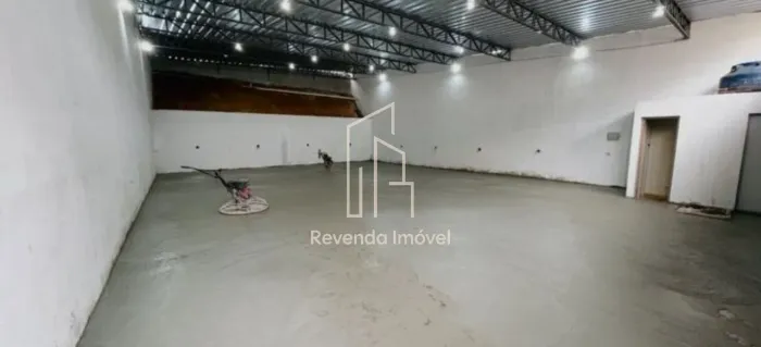Galpão Comercial de 250m² no Jardim Peri, São Paulo-SP: Pé Direito Alto, 2 Banheiros e Pos