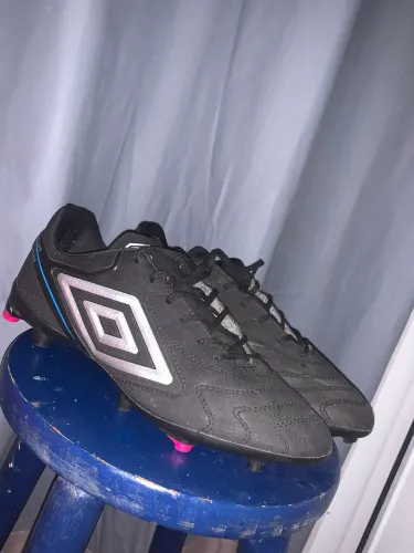 ? Troco Chuteiras Umbro e Penalty ? Levo as 2 por 1 dependendo da proposta ?