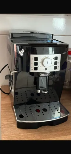 Cafeteira automática delonghi magnífica 