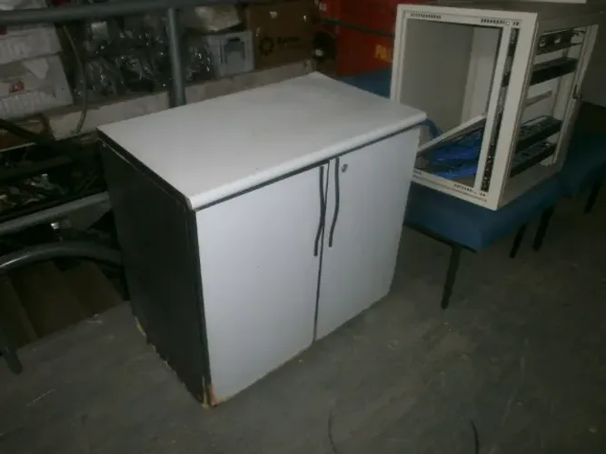 balcão pequeno com 2 portas e prateiras internas