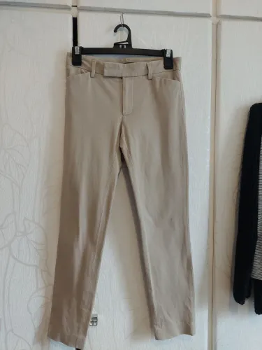 Calça caqui da Gap