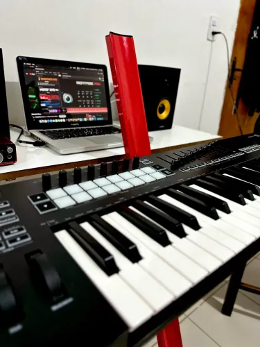 VENDO/TROCO NOVATION 49 TECLAS