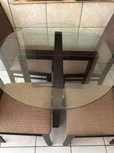 Mesa de Jantar com Cadeiras de Madeira