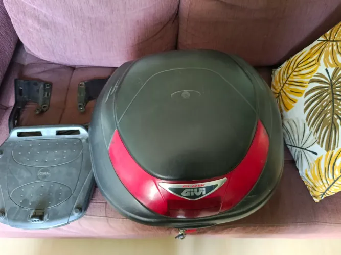 Baú Givi Flow com suporte e churrasqueira Titan 160 2024