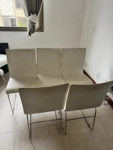 Cinco Cadeiras de Couro Branco