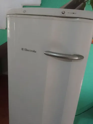 Freezer vertical semi-novo