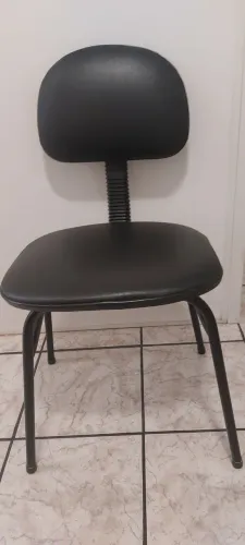 Vendo cadeira em corino preta