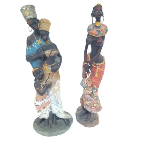 Par de estatuetas decorativas de figuras africanas em resina pintada