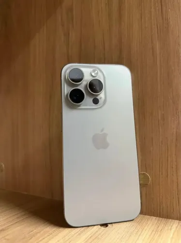 iPhone 15 pro natural titanium