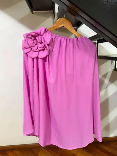 Vestido fúcsia com detalhe em flor no ombro lindo