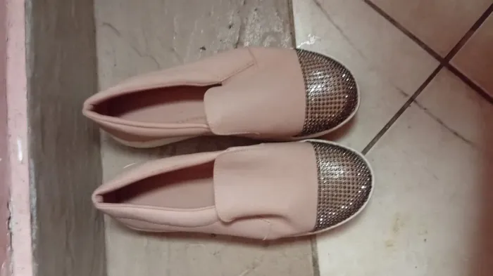 Tênis slip-on rosa nude com strass, tam. 39
