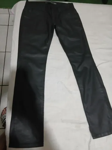 Clock House  CALÇA JEANS RESINADA NUM 44 EM ÓTIMO ESTADO 