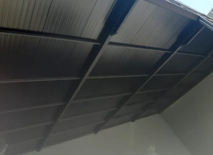 Coberta termoacustica preta