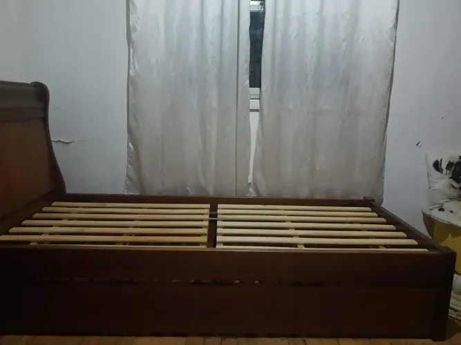 Cama com cama auxiliar em madeira maciça