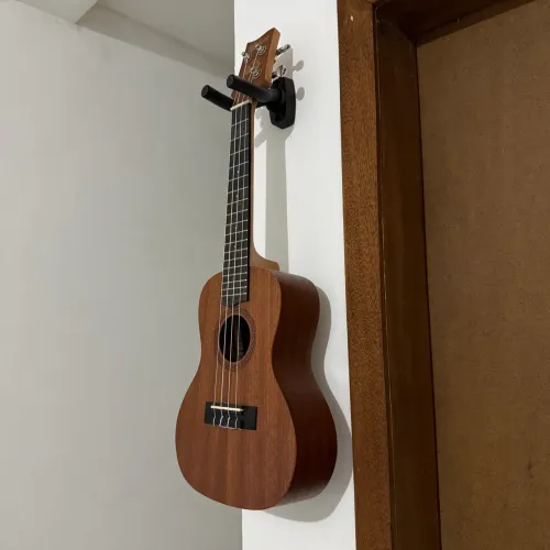 UKULELE CONCERT NOVO ACOMPANHA SUPORTE