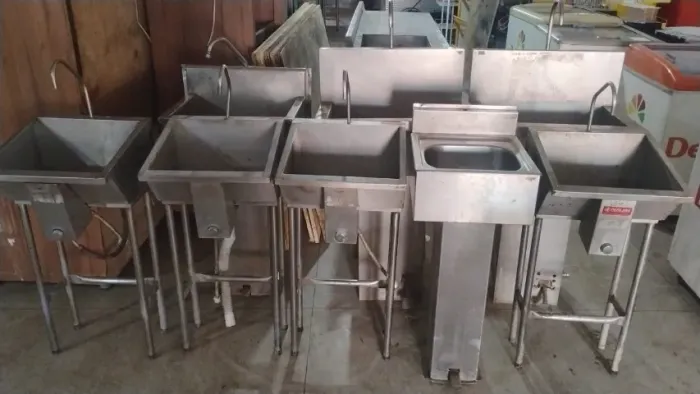 Pia de inox 304, com acionamento no pé e no joelho. Valor: 670,00 reais cada.