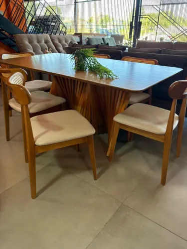 Mesa de jantar com 6 cadeiras em madeira maciça