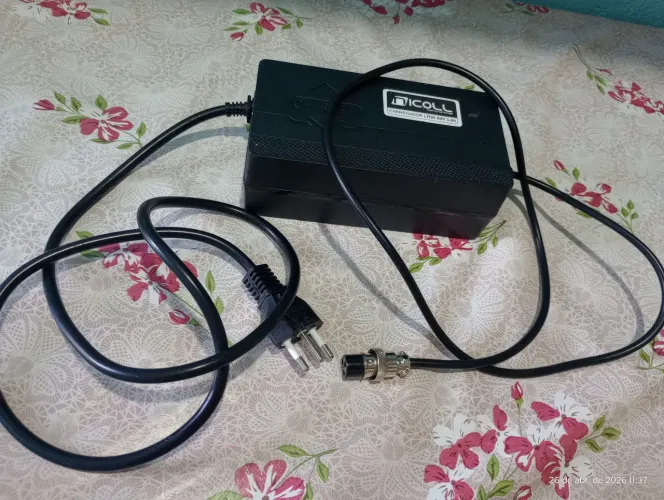 Carregador de bateria Nicoll para patinetes e quadriciclo elétricos