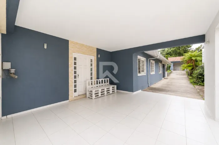 Casa Térrea com Amplo Quintal, 4 Quartos e 10 Vagas à Venda, 300 m² - Orleans - Curitiba/P