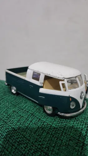 Volkswagen Kombi picape cabine dupla (Double Cab Pickup), produzida pela marca Kinsmart.