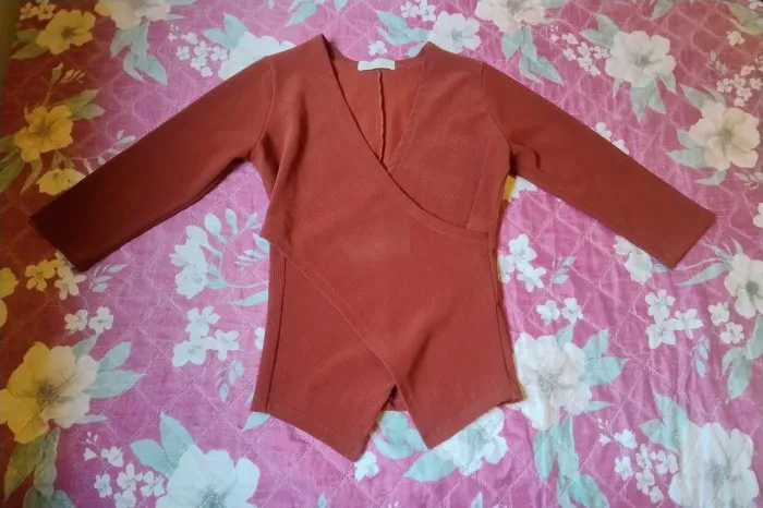 Blusa marrom/terracota transpassada com decote em V
