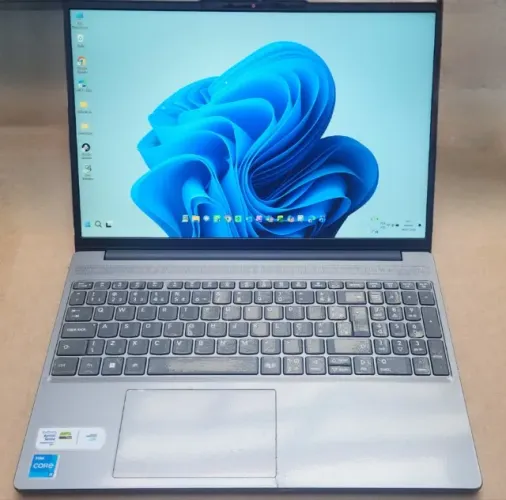 Notebook Lenovo Slim 3i Intel Core i5-13420H 16GB 512GB SSD Windows 11 Home 15.3"(10m uso)