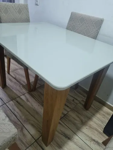 Mesa retangular com 4 cadeiras em linho