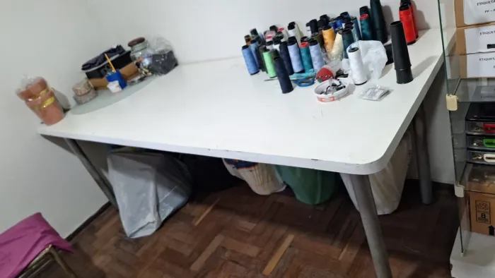 Mesa com tampo de madeira