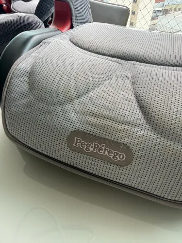 Vendo assento e encosto de carro para criança.