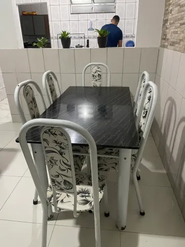 Mesa de mármore com 6 cadeiras