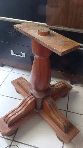 Pé de mesa em Madeira maciça