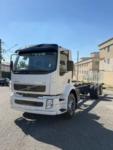 VOLVO VM 270 2013 com apenas 99 mil km