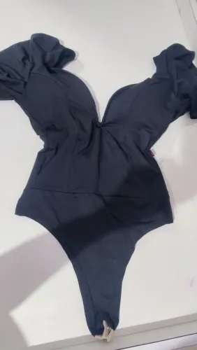Bory lindo,possui bojo, veste M, nunca usado