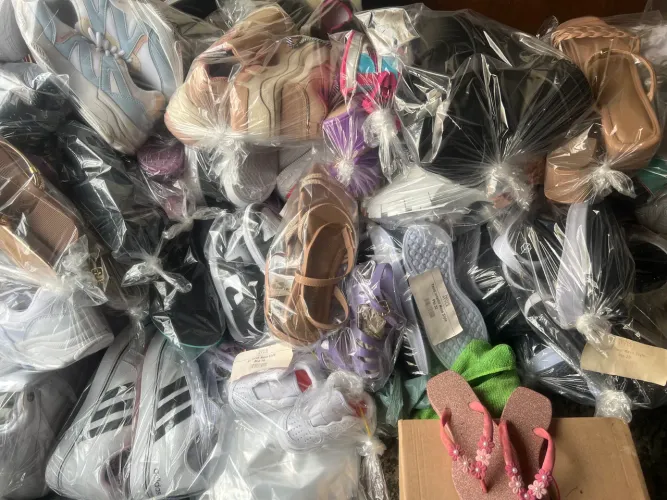 Ponta de estoque 15 reais o par pra levar tudo!