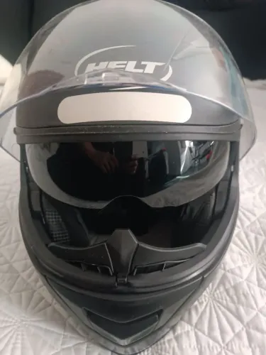 Vendo capacete bom por 600, pode andar com viseira aberta que tem óculos proteção 