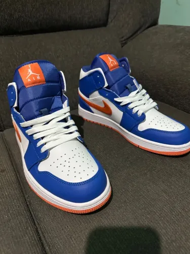Tênis Nike Air Jordan 1 Mid Knicks Game Royal Rush Orange