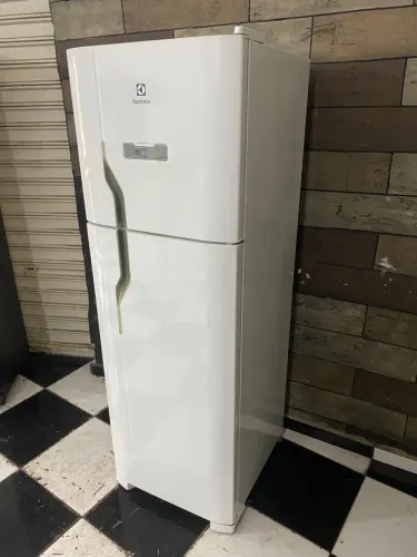 Vendo geladeira Electrolux frost free 127 volts 371 litros original e funcionando 