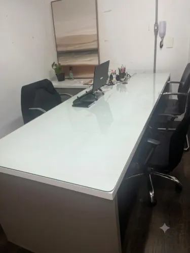 Mesa Presidente em L com Tampo de Vidro e Gaveteiro 4 Gavetas