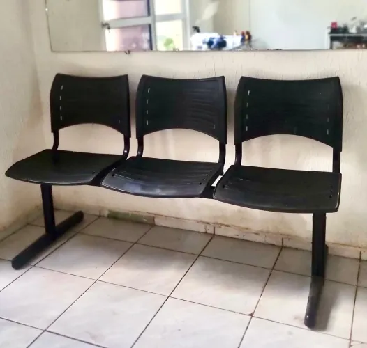 Cadeiras iso plásticas pretas