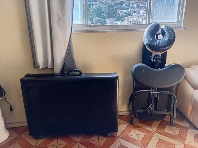 Cadeira de massagem e maca de massagem