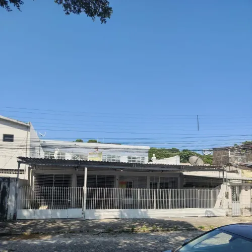 Alugo ótima Casa com 8 quartos no Bairro de Santo Amaro / Recife