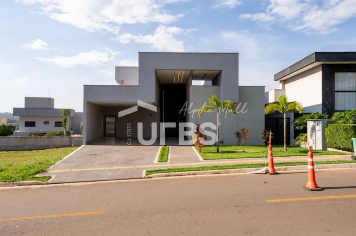 Casa à Venda no Portal do Sol Garden 4 Suítes, Piscina e 333 m² | Goiânia