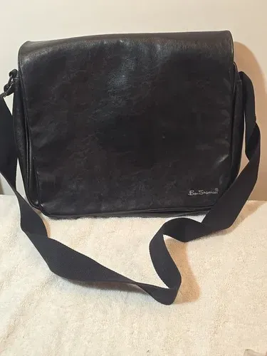 Bolsa Masculina Mensageiro Couro Preto e Alça serve também para notebooks